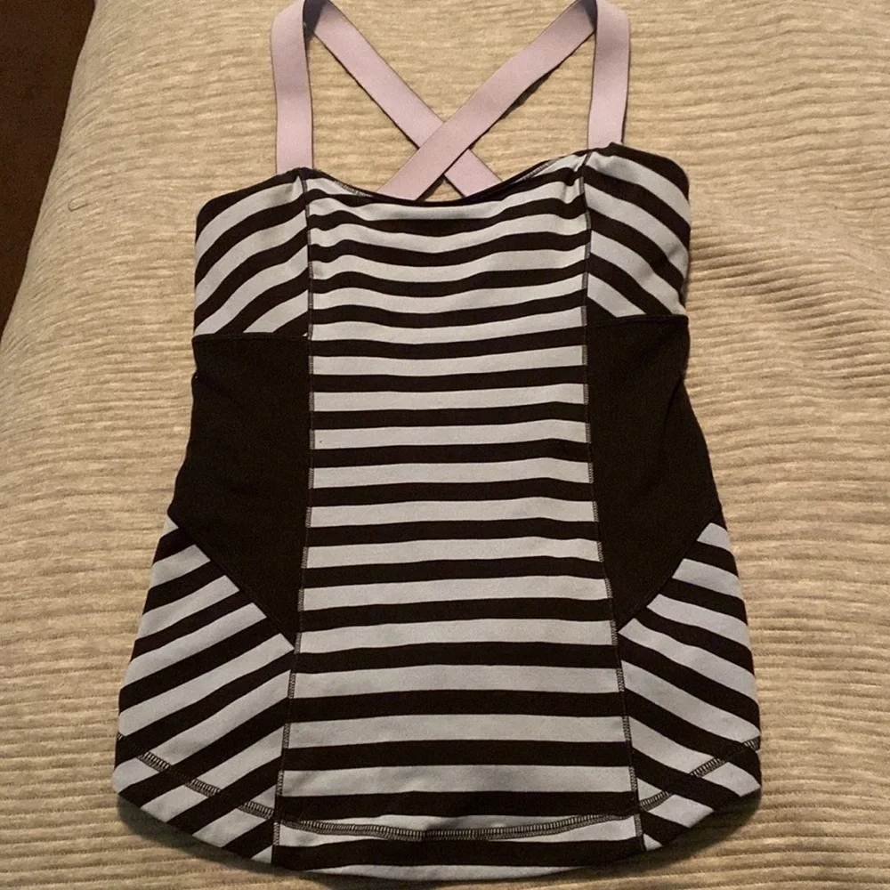 Lululemon workout tank size small 4 (tag says 6) - Picture 6 of 9